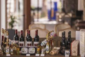 18000_Belvedere_Trogir_Souvenir_shop-reception
